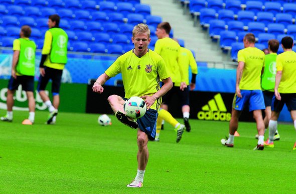 Олександр Зінченко – найкращий гравець молодіжної збірної України. За національну команду грав на Євро-2016, починав у основному складі на старті відбору до Кубка світу-2018