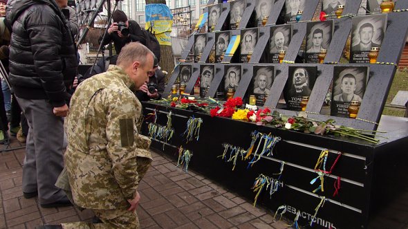Люди положили цветы к памятникам и молились за погибших. Фото: Gazeta.ua