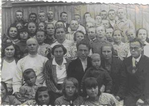 Василий Ивчук во втором ряду второй слева со своими колегами и учениками, 1937 год