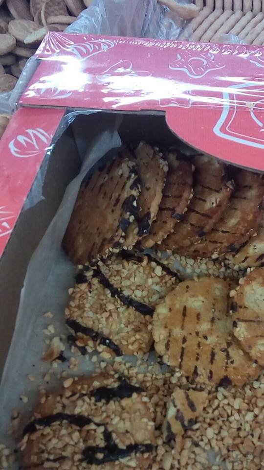 У супермаркеті "Еко-маркет" помітили тарганів у коробці з печивом