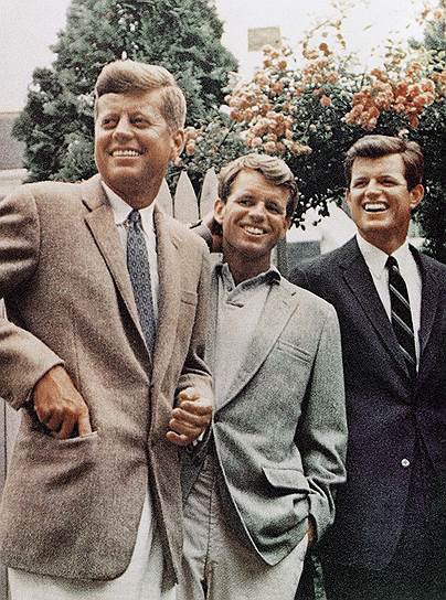 Клан Кеннеди Джон (слева), Роберт и Тед. Джона и Роберта убили, Тед умер в возрасте 77 лет от опухоли мозга