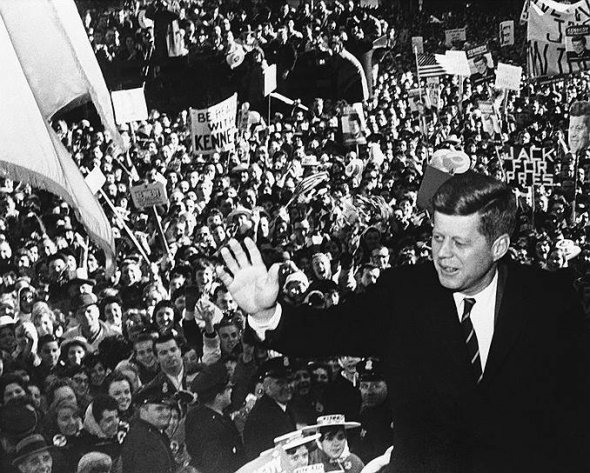 Споры по поводу того, кто убил Джона Кеннеди не прекращаются до сих пор. Среди подозреваемых - мафия, ЦРУ, Фидел Кастро, Линдон Джонсон и многие другие