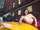 Для благотворительного календаря 2018 позировали 12 таксистов из Нью-Йорка.