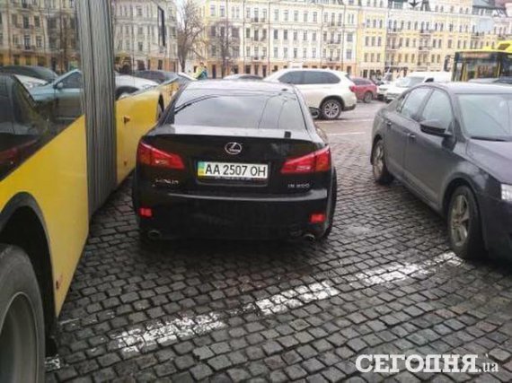 Через водія, який залишив свій автомобіль на Софійській площі, зупинився рух тролейбусів