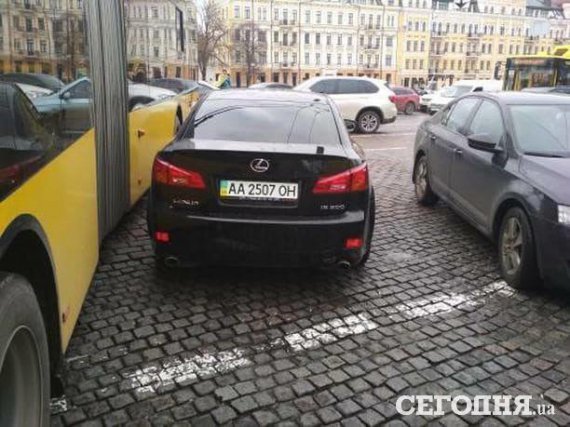 Из-за водителя, который оставил свой автомобиль на Софийской площади, остановилось движение троллейбусов