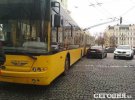 Через водія, який залишив свій автомобіль на Софійській площі, зупинився рух тролейбусів