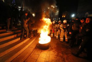 Учасники мітингу підпалили шину на майдані Незалежності в Києві, в день четвертої річниці Революції гідності — 21 листопада. Палаюча шина стала символом народного протесту 2014-го