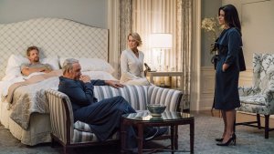 Американський актор Кевін Спейсі (сидить у темному халаті) зіграв президента США у серіалі ”Картковий будинок”, його дружину — Робін Райт (у світлому халаті). Радяться з політтехнологом. У ліжку — коханець першої леді