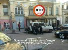 Пасажири тролейбуса пересунули автомобіль, який був припаркований в недозволеному місці