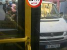 Пасажири тролейбуса пересунули автомобіль, який був припаркований в недозволеному місці