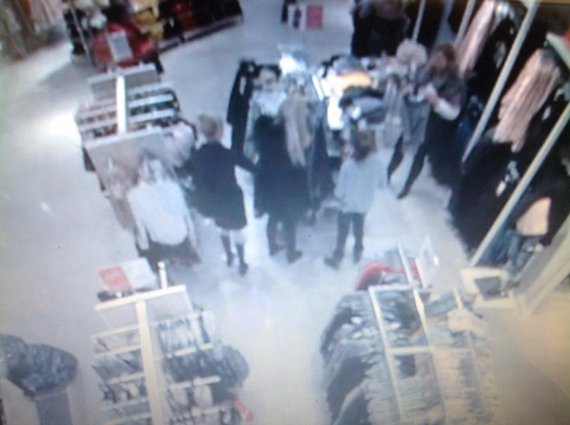 В торгово-развлекательном центре Lavina Mall две воровки украли у девушки мобильный телефон iPhone 8