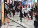 В торгово-развлекательном центре Lavina Mall две воровки украли у девушки мобильный телефон iPhone 8