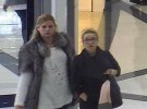 У торгово-розважальному центрі Lavina Mall дві крадійки вкрали у дівчини мобільний телефон iPhone 8