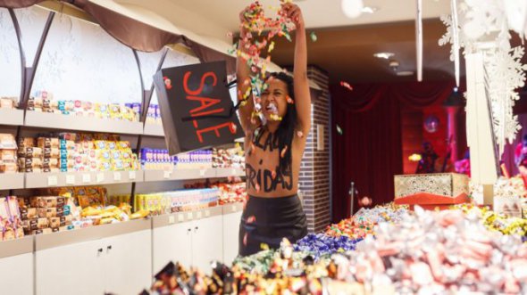Активістка руху порозкидала цукерки по магазину Roshen