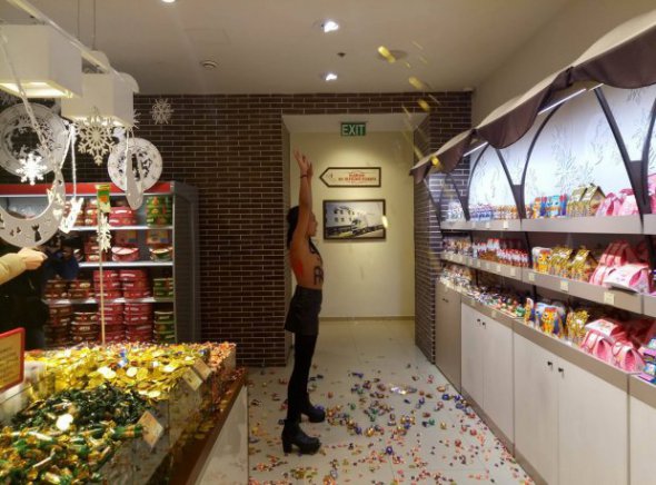 Активістка руху порозкидала цукерки по магазину Roshen