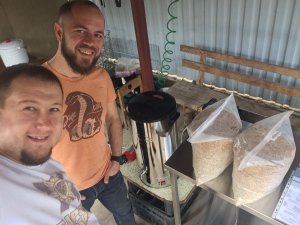 Євген Вальчук (зліва) разом з другом варить вдома "Барське пиво". Фото: facebook.