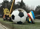 Конструкция в виде футбольного мяча перекрывала новая надпись "Киев"