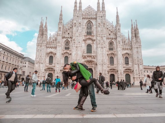 Влюбленные делают романтические фото во время путешествий в разные страны мира, Италия.