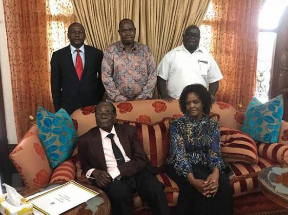 Мугабе находится в роскошной резиденции в окружении жены и соратников.