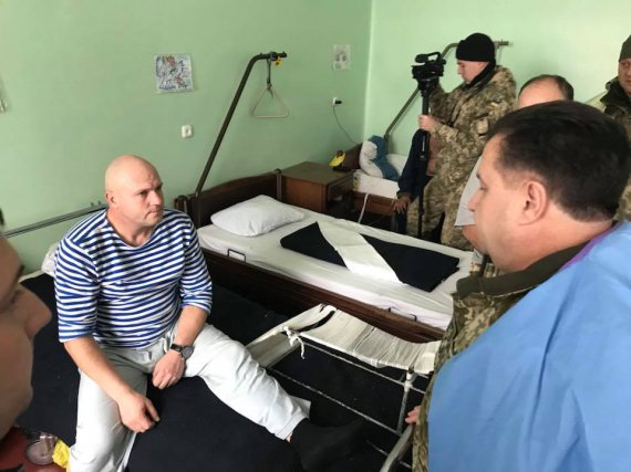 Полторак посетил военный госпиталь