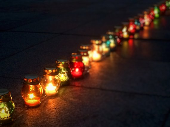 В День памяти жертв Голодомора 550 свечей зажгли на Соборной площади в Черкассах.