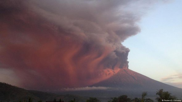 Вулкан Агунг дымит, но точного прогноза, когда может произойти извержение, эксперты не дают