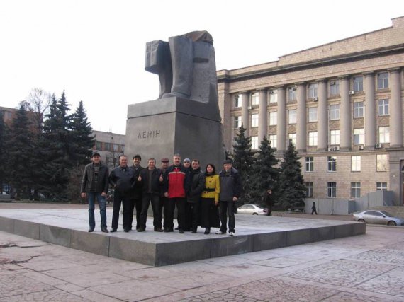 Последний памятник Владимиру Ленину в Черкассах свалили 27 ноября 2008