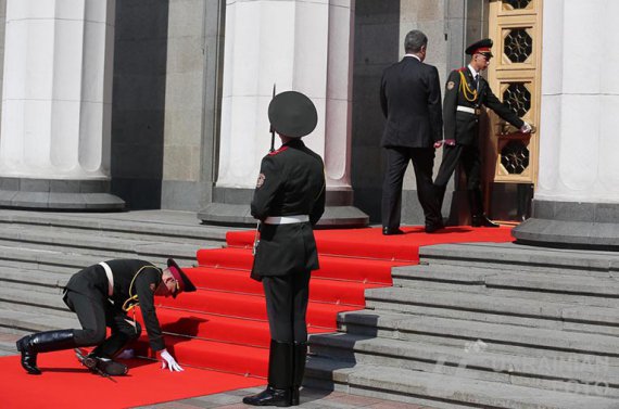 Солдат потерял сознание на инаугурации президента Петра Порошенко, 2014 год