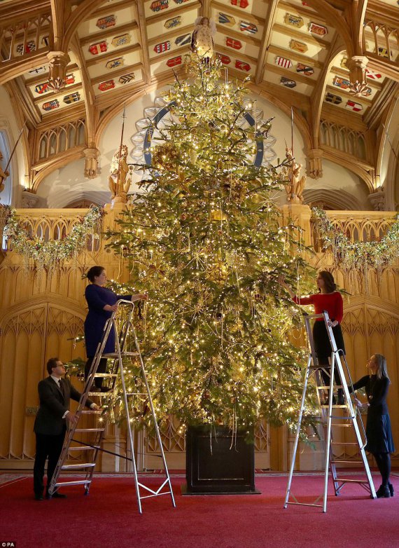Королевское Рождество: как сказочно украсили дворец Елизаветы II