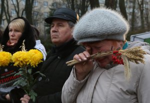 Жінка плаче біля Національного музею ”Меморіал жертв Голодомору” в Києві. 25 листопада там вшанували жертв геноциду українського народу в 1932–1933 роках
