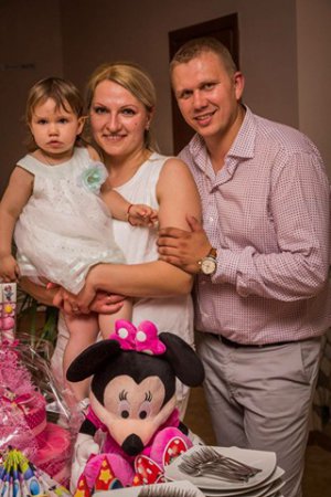 Микола Олексів фотографується з дружиною Марією та донькою 3-річною Анастасією. На її честь назвав ресторан, що відкрив у Неаполі