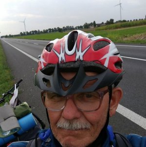 Микола Цяпкало зупинився з велосипедом поблизу траси. У мандрівку до Франції взяв намет, спальник і туристичний газовий балон