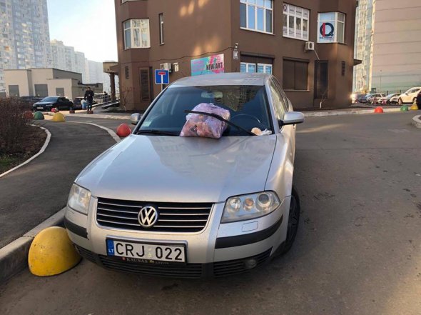 Пакет зі сміттям на капоті "героя парковки" притисли "двірниками"