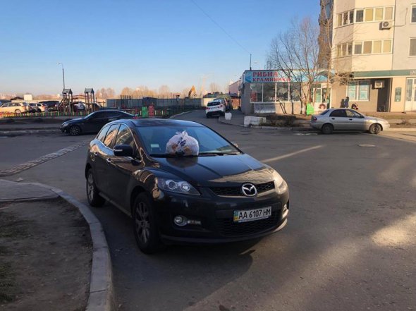Пакет зі сміттям на капоті "героя парковки" притисли "двірниками"