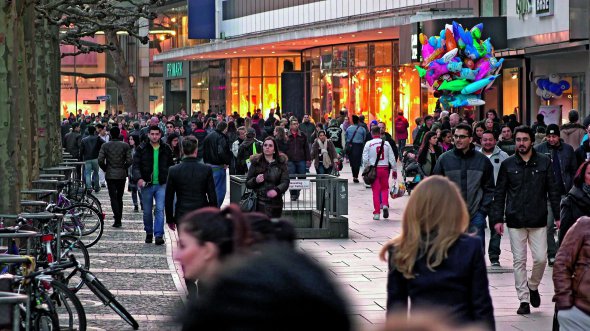 Люди йдуть торговим центром у німецькому Франкфурті-на-Майні. Найбільші моли – розташовані за межами міста. Знижки у них сягають 70 відсотків