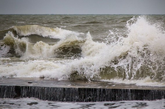 Штормовые волны на берегу Черного моря в Одессе