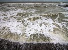 Штормовые волны на берегу Черного моря в Одессе