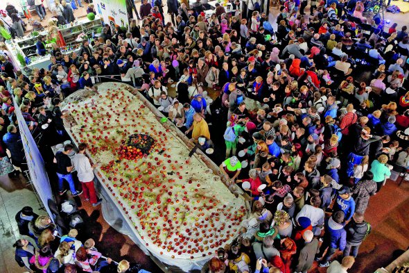 Вегетаріанський торт вагою 1962 кілограми спекли в Києві на фестивалі-виставці здорового способу життя, що проходила 26 листопада. У довжину має вісім метрів, завширшки – три. Один метр торта кондитери зробили без яєць, молока й меду. Бісквіти змастили смородиновим сиропом. Решта виробу просочена яблучно-вишневим джемом. Торт вкритий вершками. Прикрашений яблуками й виноградом
