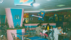20 лет назад один из первых ресторанов "Макдональдс" имел стиль рок-н-ролла. Фото: facebook