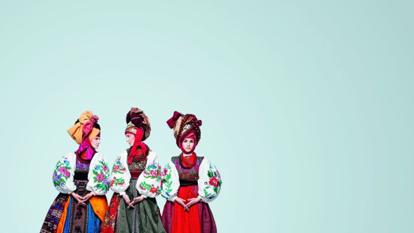 Учасниці тріо Panivalkova –  Ірина Кульшенко,  Ірина Лузіна,  Дарина Пугачова  (зліва направо)  у кліпі на пісню  Let me поступово знімають із себе  пишне вбрання