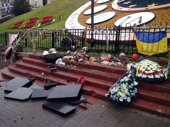 Розгоромлений мемориал Небесной сотни на ул. Институтской в центре Киева. В 2014 году в районе улицы убили 49 человек