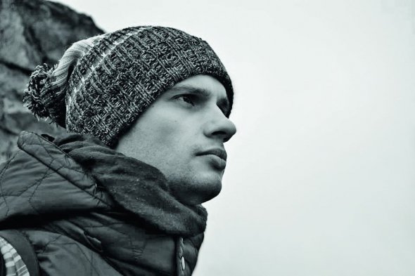 Назарій ЗАНОЗ  29 років, журналіст, письменник, музикант Народився 7 лютого 1988-го в місті Теребовля на Тернопільщині. Закінчив Київський національний університет імені Тараса Шевченка й магістерську програму з журналістики Українського Католицького університету у Львові. Автор есеїв, короткої прози, публіцистики, неримованої поезії. Пише колонки для видань ”Радіо Свобода”, ”Збруч”, ”Zaxid.net”. Постійний учасник літературних фестивалів, фіналіст конкурсів прози, поезії й есеїстики. Твори перекладені англійською, німецькою, кримськотатарською та російською мовами. Автор музичних проектів Mystic Hero, The Owlest, Terebovlya Imaginary Orchestra. У соцмережах веде альтернативний тлумачний словник української мови ”Гра слів” – ”коли слова виходять із нашого впливу й починають гратися нами”. Наприклад, навіювання – це процес нарощення вій, котельня – сильна та незалежна жінка, краля – злодюжка, підморгувати – підпрацьовувати в морзі, а середньовіччя – це криза середнього віку. Твір на конкурс надіслав утретє. 2013 року вже був фіналістом ”Новели по-українськи” з текстом ”Толік”. Живе в Теребовлі. Неодружений