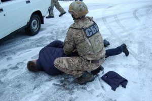 Двух полицейских задержали в Чернигове за организацию канала поставки наркотиков в СИЗО