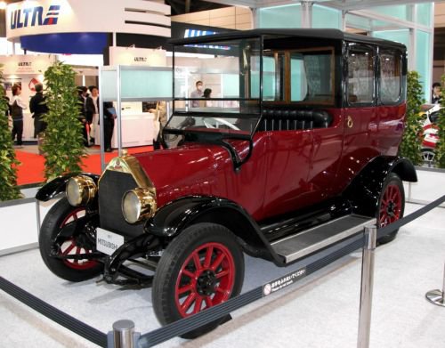 Фахівці американського офісу компанії Mitsubishi спільно з тюнерами легендарного ательє West Coast Customs відреставрували класичний автомобіль Mitsubishi Model A 1917 року випуску