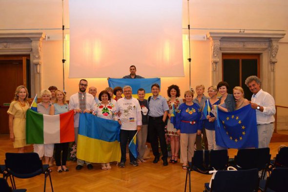  Украинцы и итальянцы во время конференции в городском совете города Удине