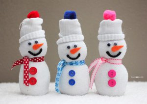 Забавные снеговики делают из носков