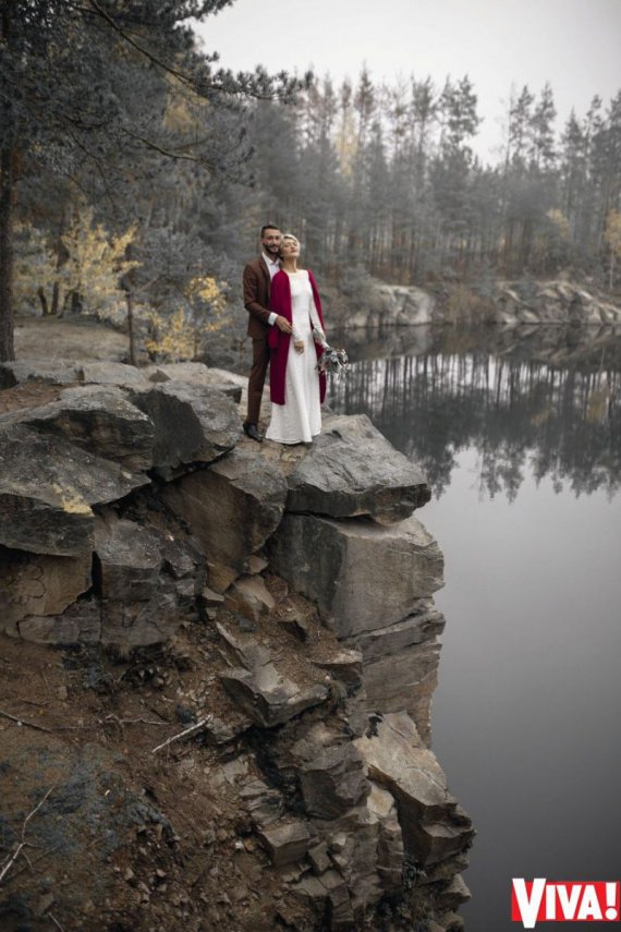 День весілля молодята відсвяткували утрьох з фотографом. Відправилися за місто — у каньйон та будинок рибака на острові посеред озера Житомирської області.