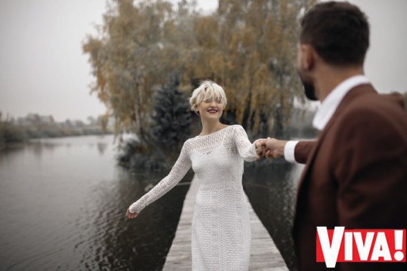 День весілля молодята відсвяткували утрьох з фотографом. Відправилися за місто — у каньйон та будинок рибака на острові посеред озера Житомирської області.