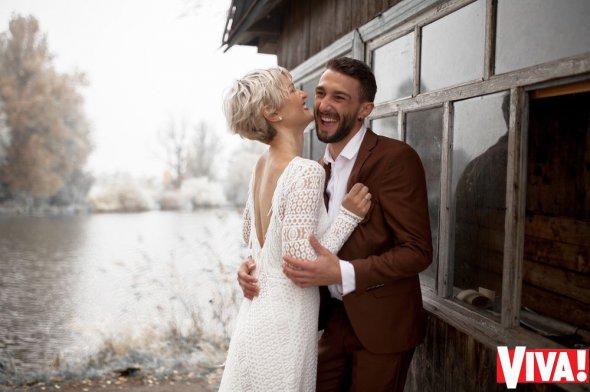 День весілля молодята відсвяткували утрьох з фотографом. Відправилися за місто — у каньйон та будинок рибака на острові посеред озера Житомирської області.