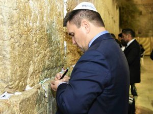 Міністр закордонних справ 49-річний Павло Клімкін пише записку біля Стіни плачу в Єрусалимі, Ізраїль. Був там із робочим візитом 26–27 листопада. Фото виклав у соцмережі. ”Написав найпотаємніше бажання: сили кожному українцеві у боротьбі за мир і благополуччя України”, — так підписав його. Павло Клімкін зустрівся з прем’єр-міністром Беньяміном Нетаньяху, членами уряду й депутатами Кнесету — ізраїльського парламенту. Обговорили співпрацю між країнами у галузі технологій, кіберіндустрії, сільського господарства. Залишати записки біля Стіни плачу почали 300 років тому. Їх ставлять у стіну між камінням. Вірять, що висловлені у записках бажання збудуться.